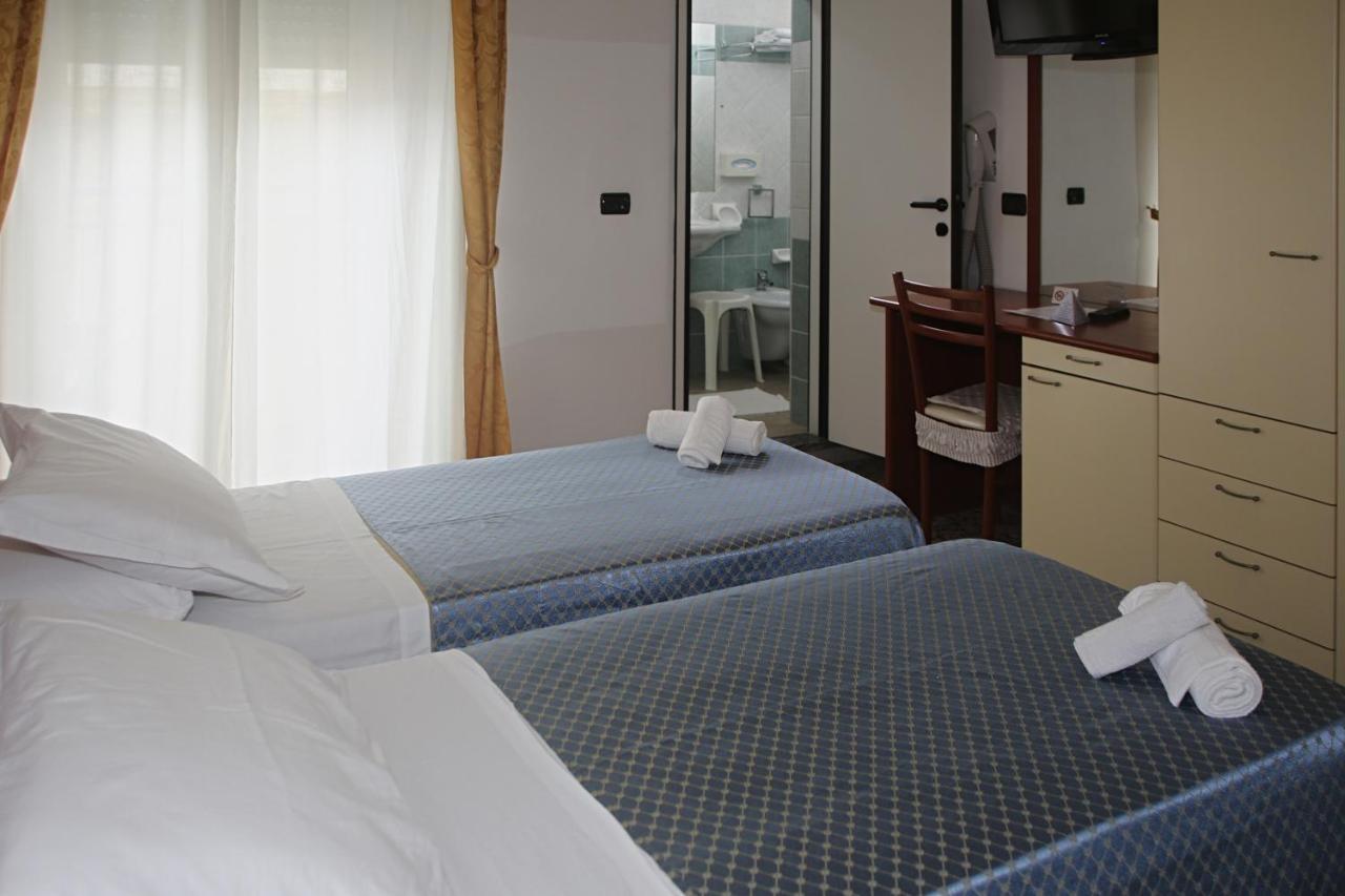Hotel Dear Ріміні Екстер'єр фото