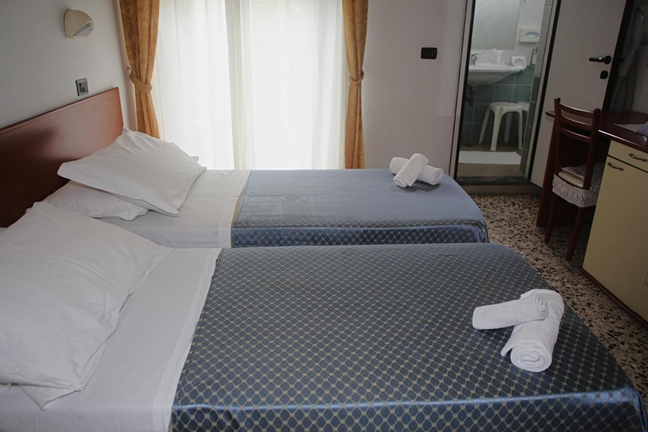 Hotel Dear Ріміні Екстер'єр фото
